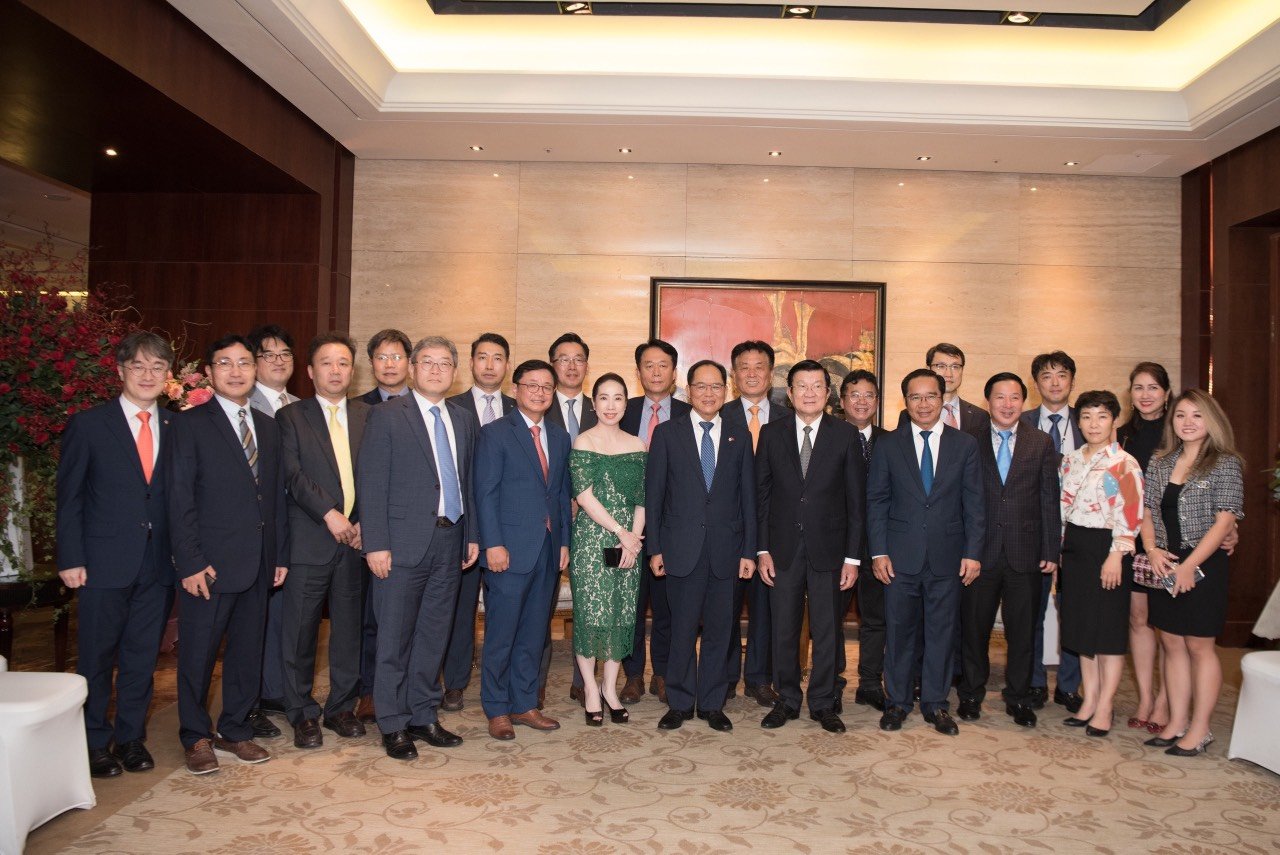 Nguyên Chủ tịch nước CHXHCN Việt Nam - Ông Trương Tấn Sang, tiếp đón Đại sứ đặc mệnh toàn quyền Hàn Quốc - Ông Park Noh Wan và các nhà đầu tư, các doanh nghiệp Hàn Quốc